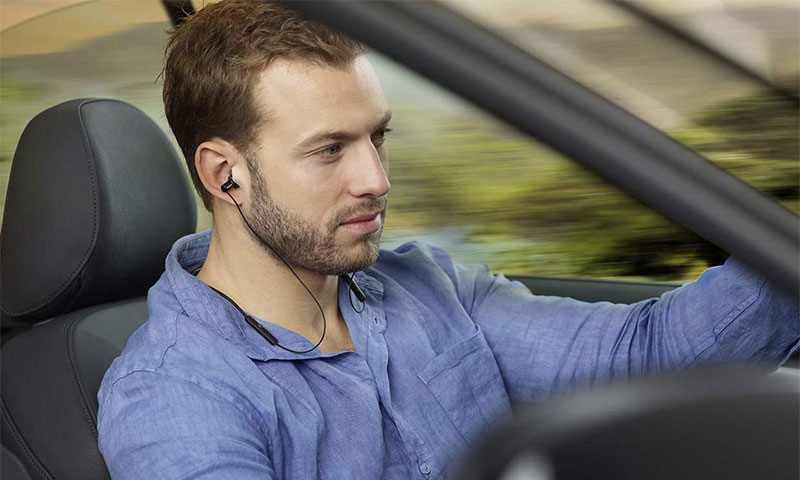Использование Bluetooth-гарнитуры позволяет говорить по телефону...